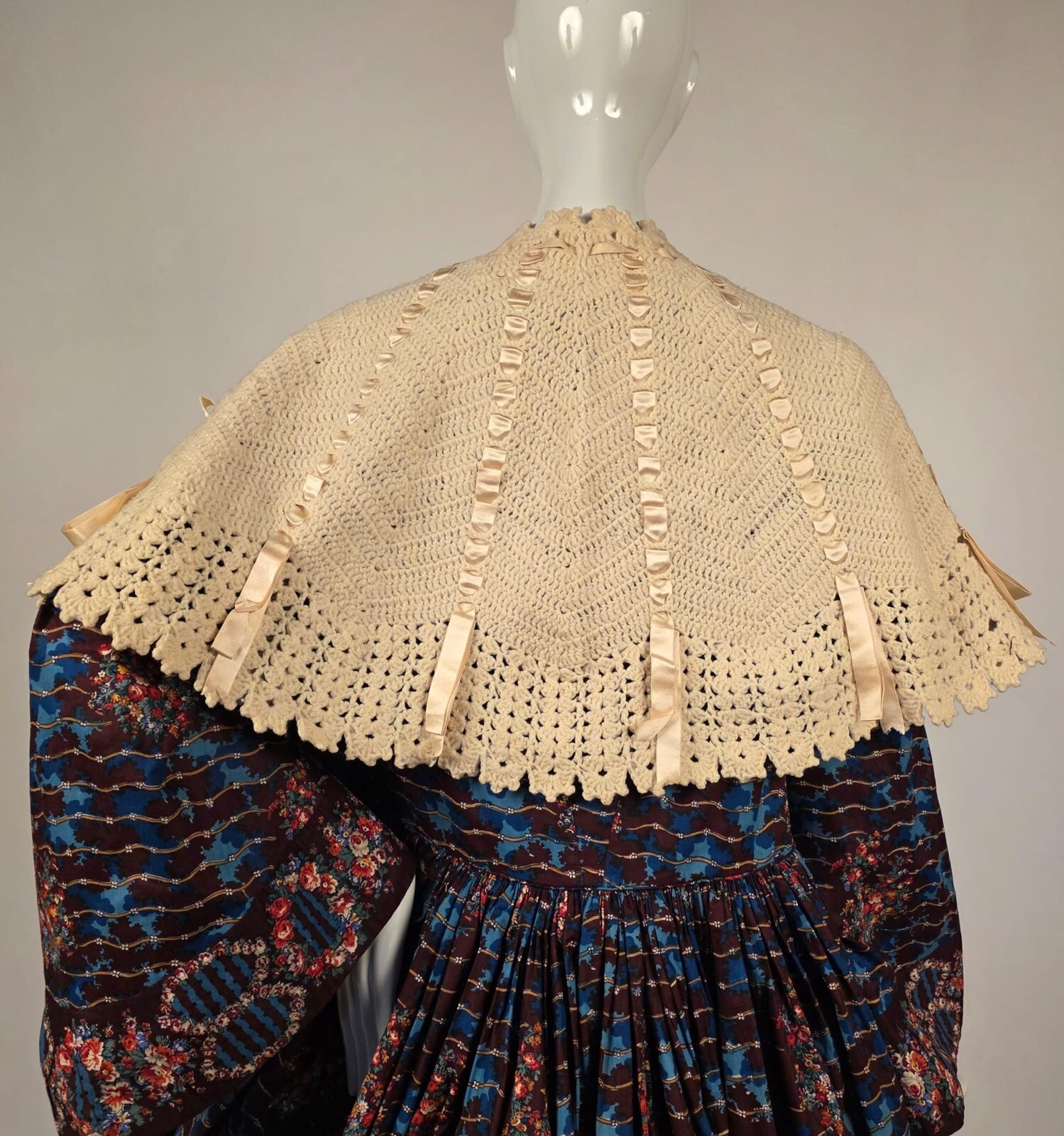 VICTORIAN 1860’S HAND KNIT BLONDE WOOL + SILK SATIN RIBBON CAPE FOR DRESS