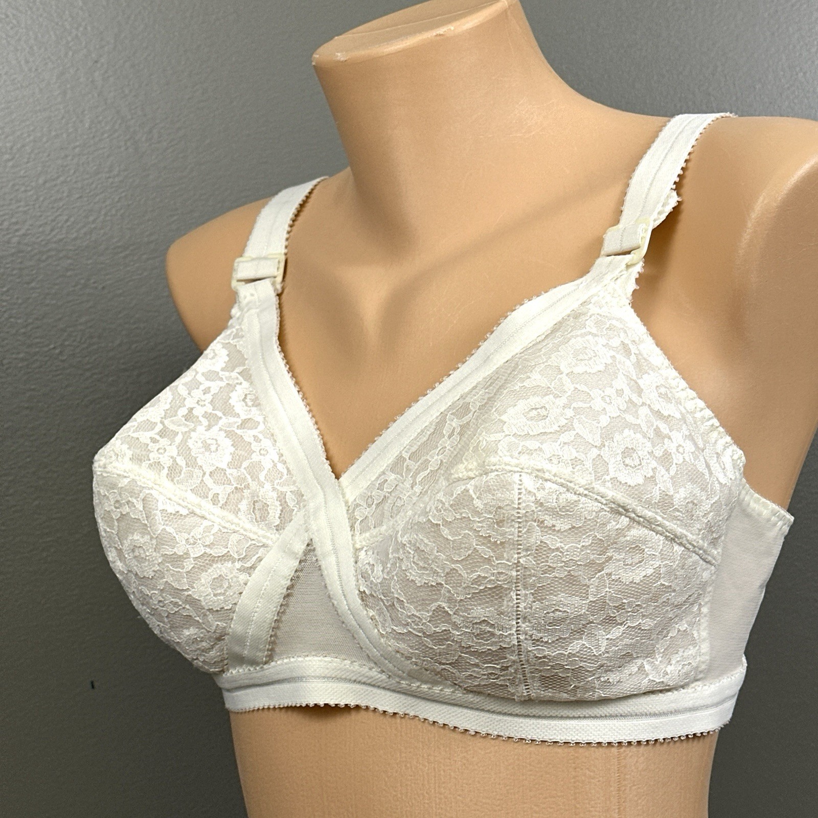 Vintage JCPenney Bra Size 40C Bullet Pointy Fiberfill Wireless Cream Lace 70s