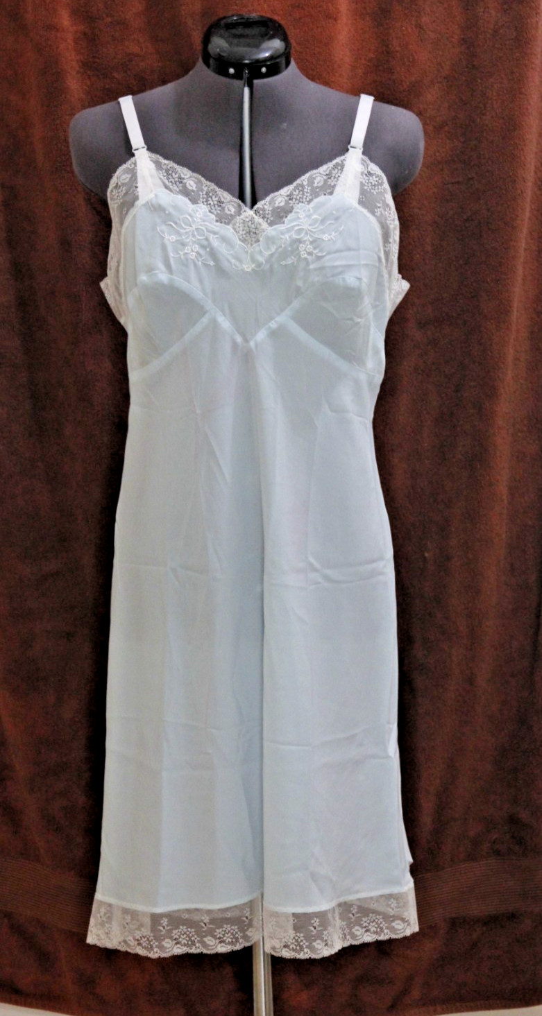 Vintage 1980s Lady Lynne Powder Blue Crepe Full Slip, Size 36-38