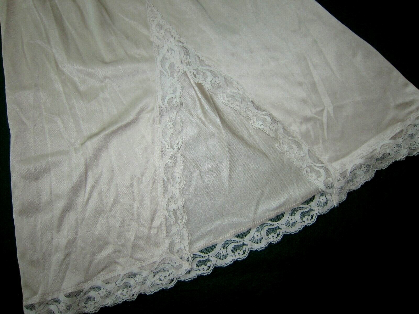 NEW Vintage 70s VANITY FAIR SATIN NYLON Wide Floral Lace Silky Slit Half Slip M