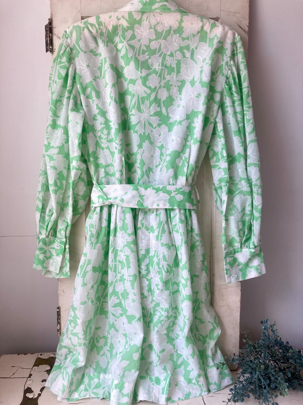 VTG Dress Ladies Size S/M Light Green White Large Floral Pointed Collar to Knee