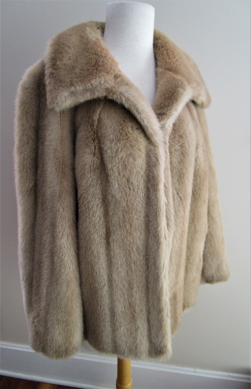 VINTAGE BECAUSE! FAUX FUR COAT BY GINO ROSSI, PRETTY BLONDE, OUTSTANDING!