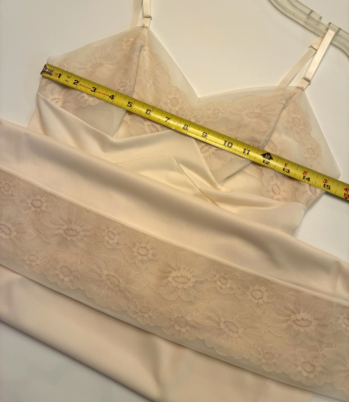 Vintage VANITY FAIR Ivory FULL SLIP Sz 34 L Medium CHIFFON LACE Coquette Nylon