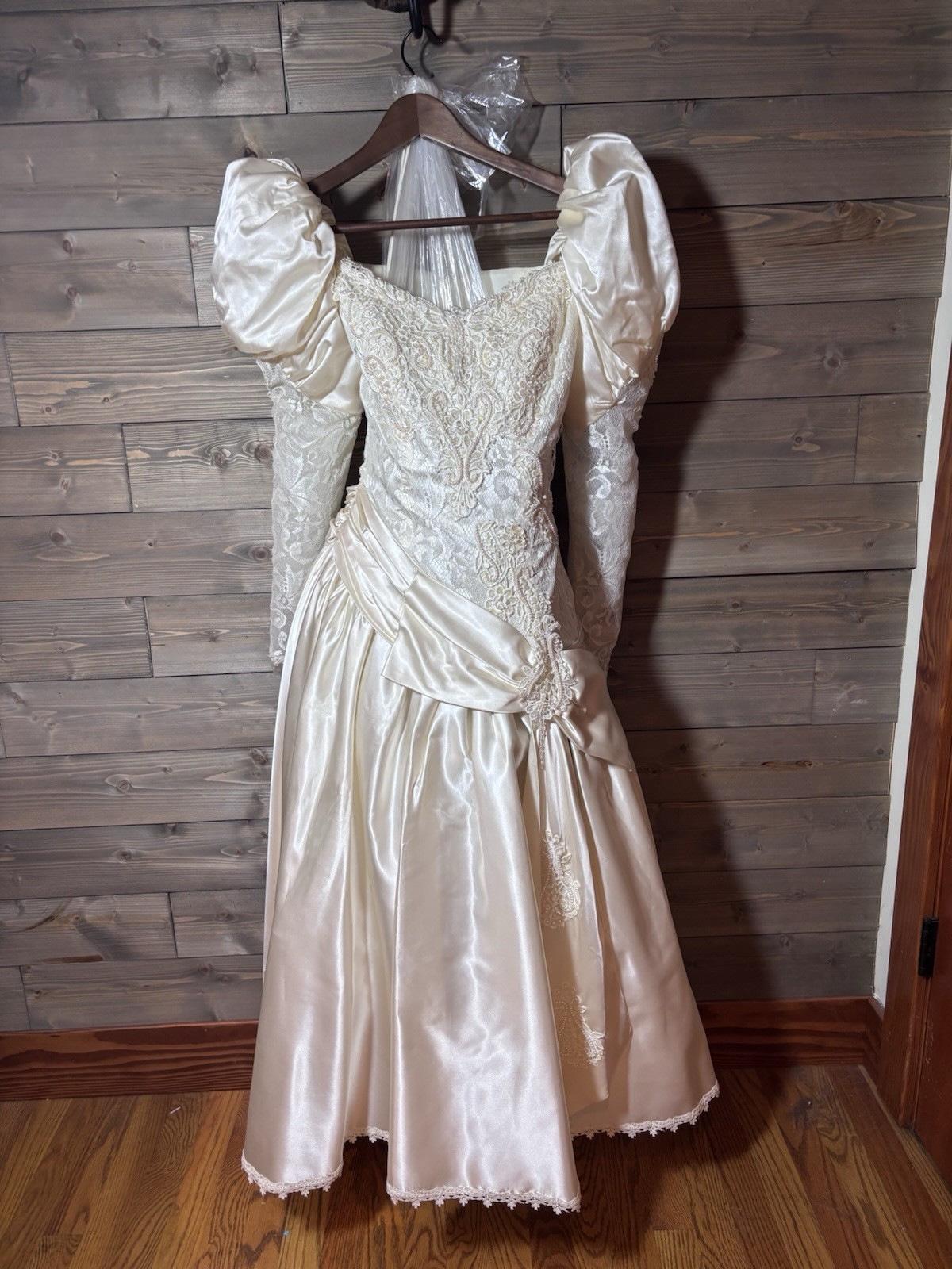 Vintage 1980’s Ivory Satin Lace Wedding Sz 14 Puff Sleeve Princess Bridal Gown