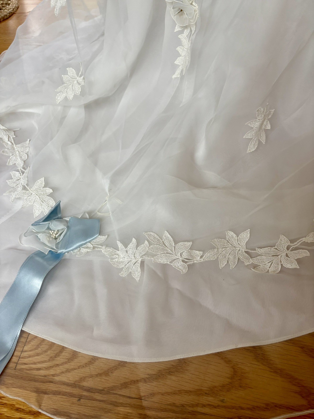 VINTAGE 1970’S WHITE LACE DAISY JULIET SLEEVE DRESS Blue Bows Bridal