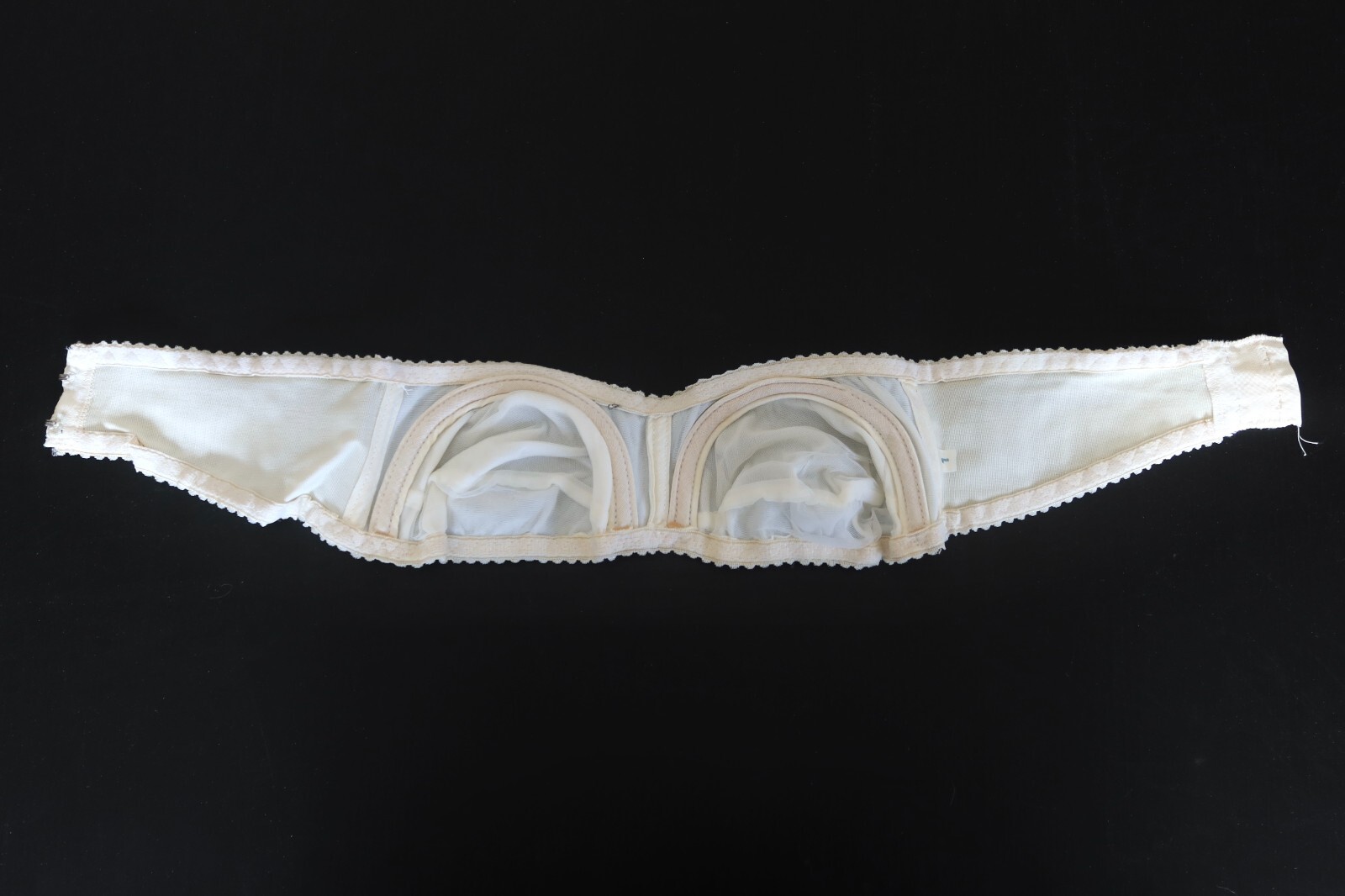 Vintage 1990s Strapless Underwire Bra – Beige, Fruit Accent in Middle, Size 1