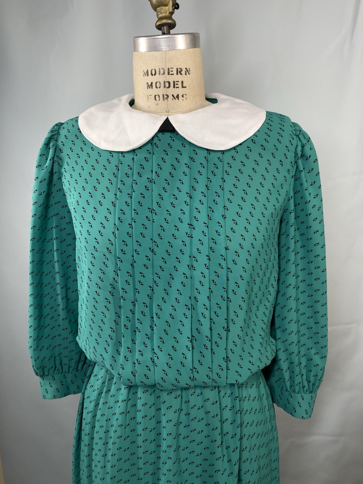 Vintage Dress SIZE MEDIUM green Peter Pan collar ALEXIS FASHIONS 80s 70s modest