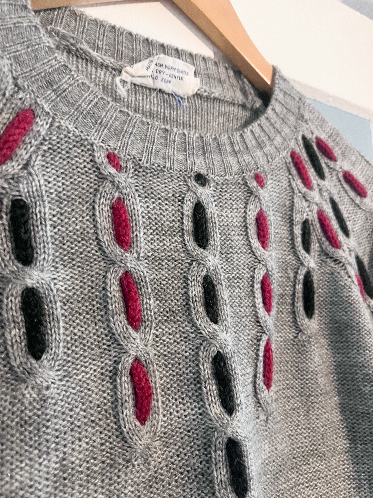 1970s Vintage Knit Gray Sweater Red and blue details at chest and sleeve -small