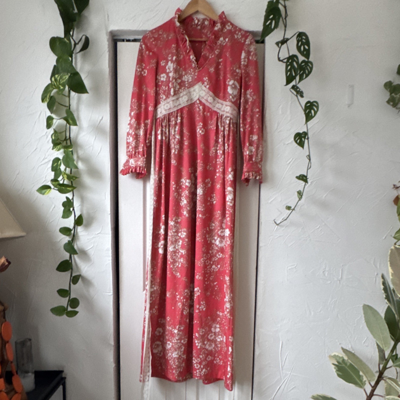 Vintage Coral White Floral Prairie Maxi Dress with Lace Trim and Ruffle Collar
