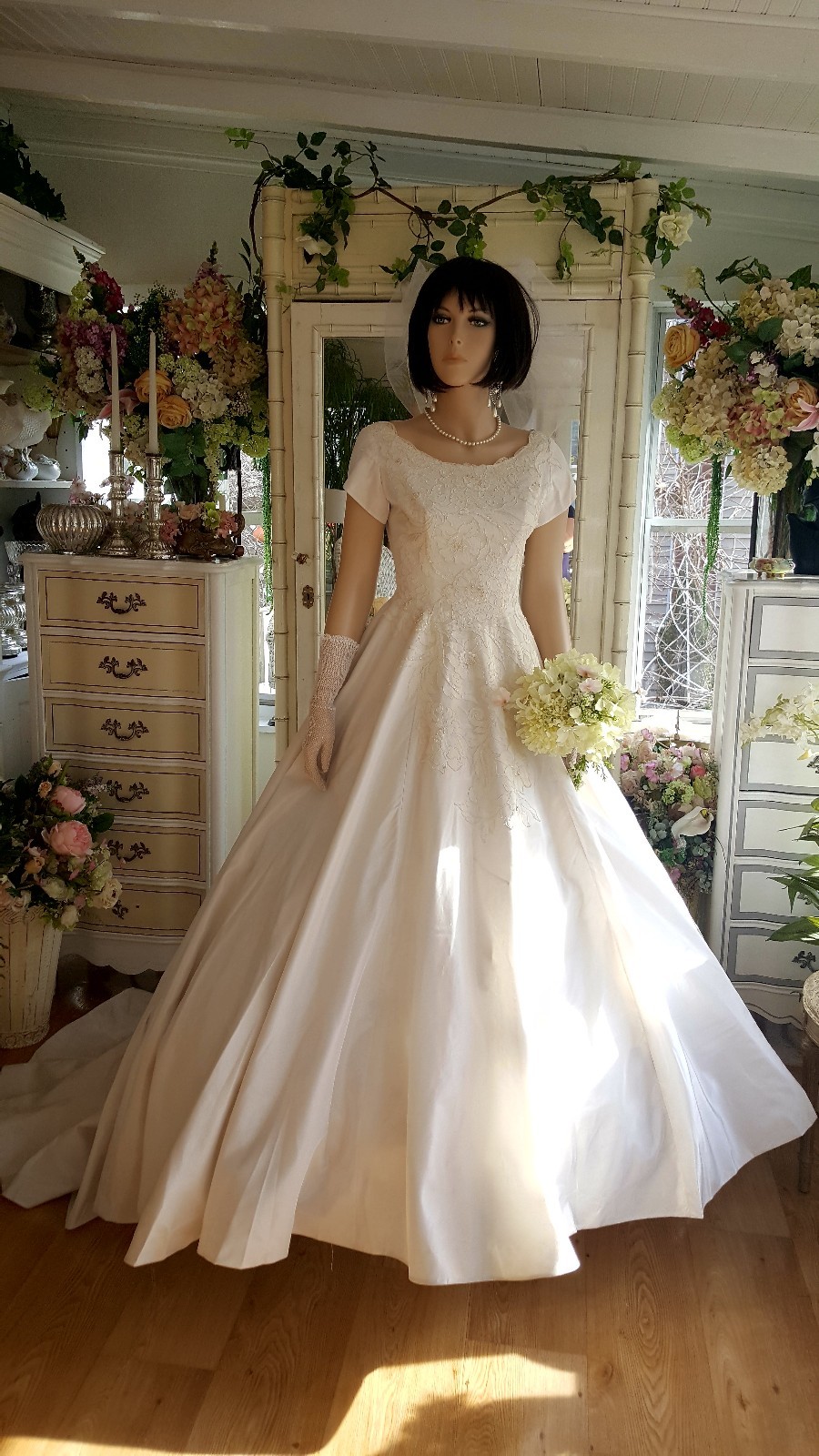 VTG1950s Princess Style Wedding Gown cap sleeve sequin lace and pearl bodice 4/6
