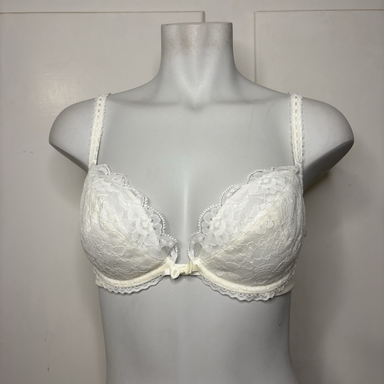 Vintage 90s White Lace Wonderbra Lightly Padded Underwire Bra Size 36C