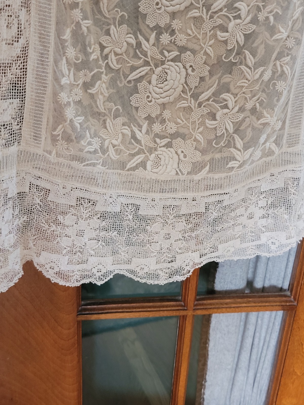 ANTIQUE 1920’S EMBROIDERED NET LACE DRESS FILET LACE & RIBBON ROSES BULLOCKS
