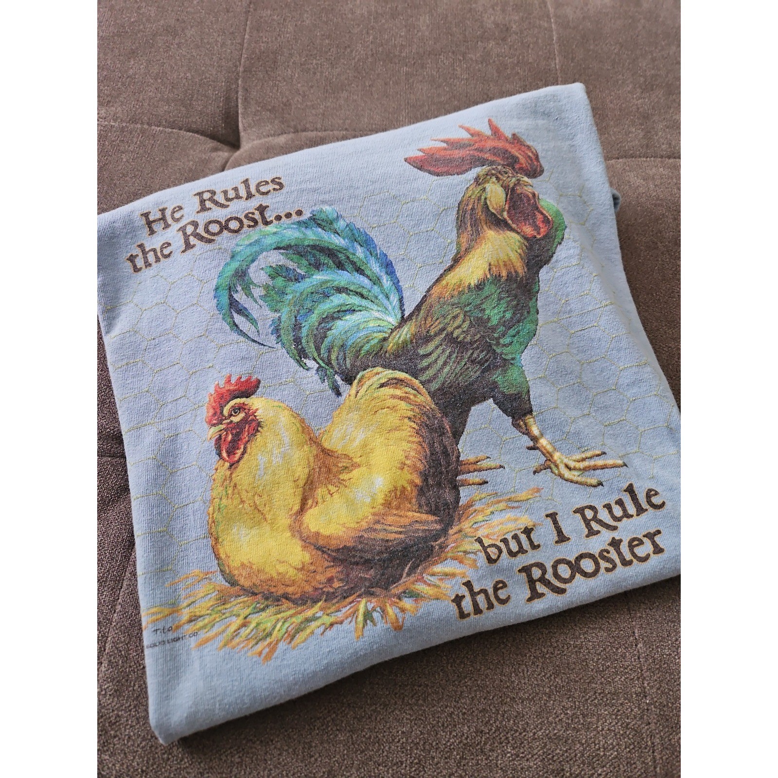 Vintage Anvil Rooster T-Shirt Light Blue Graphic Tee „He Rules the Roost” Large