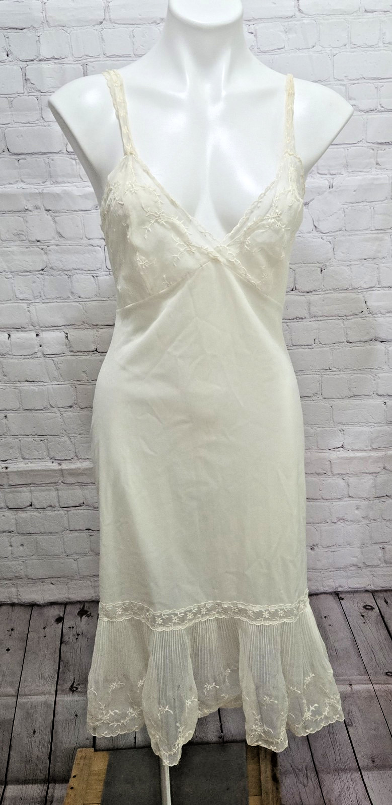 Vtg Ro Jene Nylon Lingerie Slip Undergarment Size 34 Ivory Feminine Embroidered