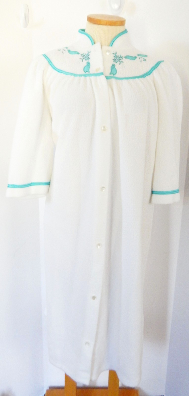 Vtg Sears Carriage Court Robe or Housecoat Embroidery Detail Size L 16/18 NWT