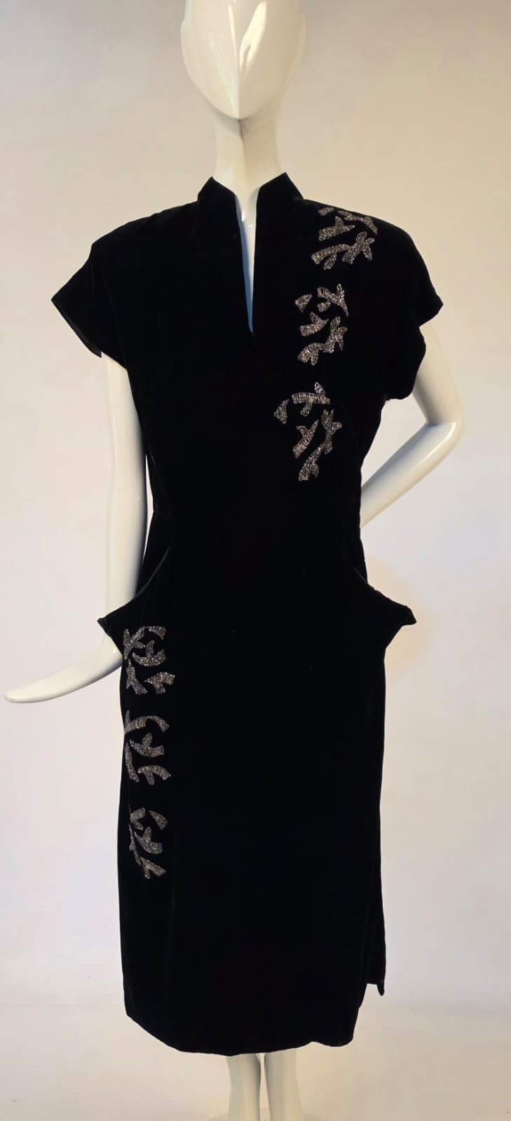 VINTAGE 1940’S CHEONGSAM BLACK VELVET DRESS W GLASS BEAD CHINESE CHARACTERS