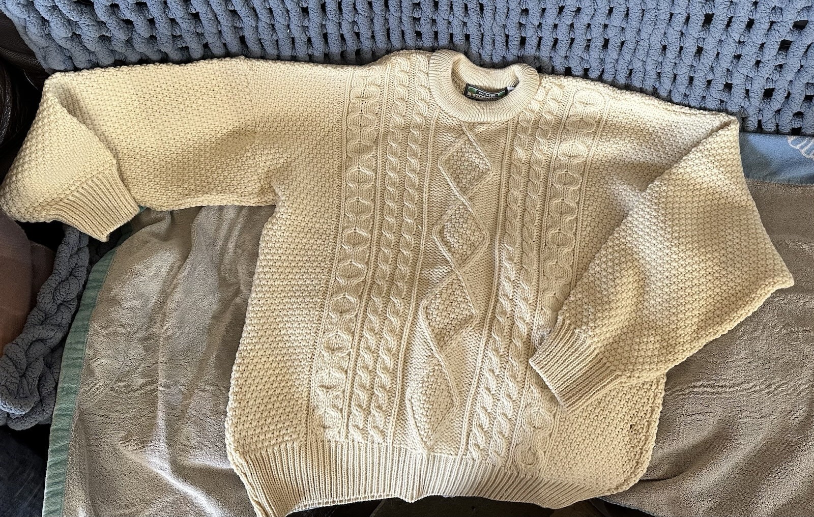 Country Collection Ireland Cable knit Sweater Size L 100% Pure New Wool Unisex