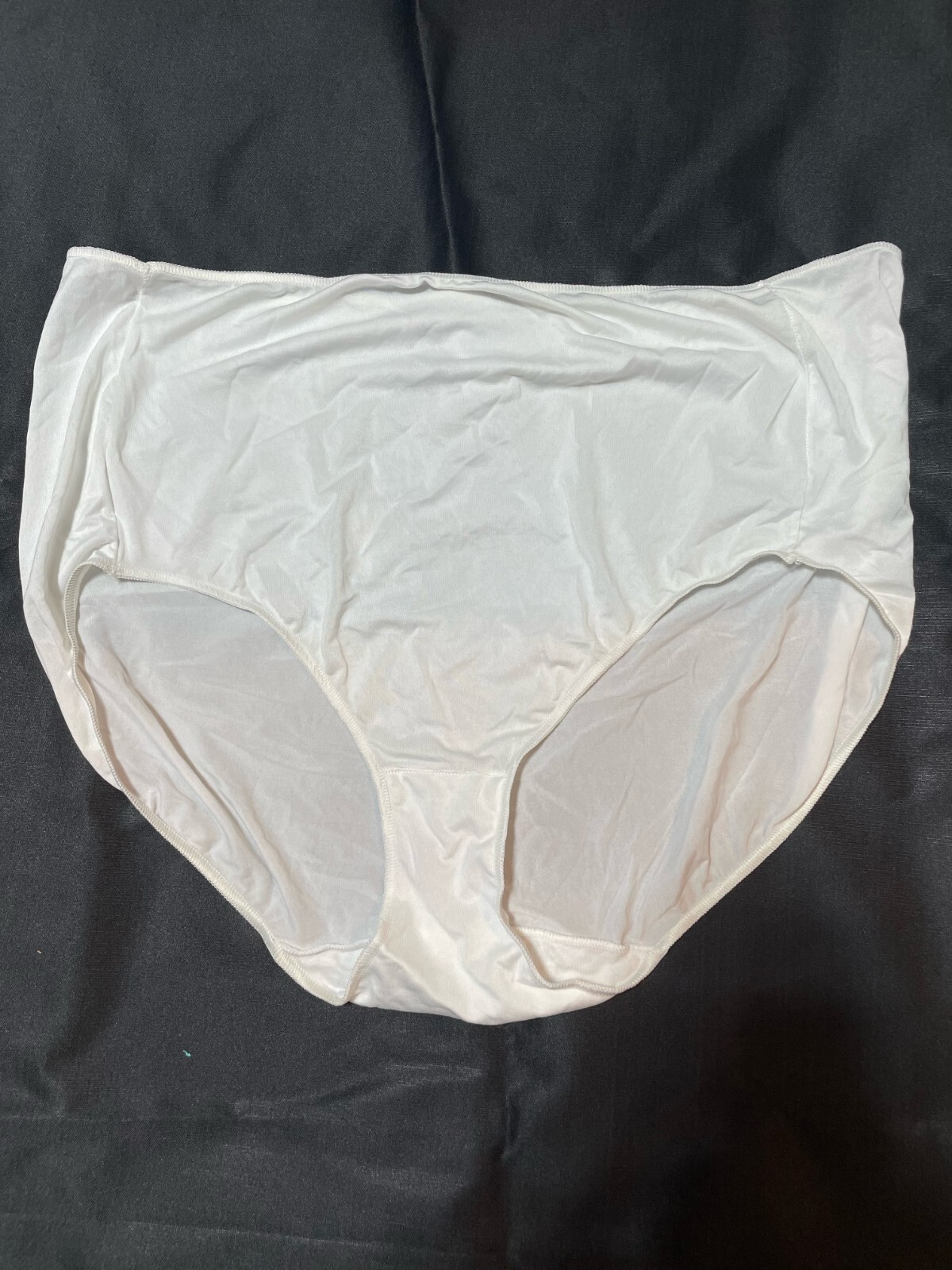 NWOT HANES HI CUT NO PANTY LINES HI CUT BREIF NYLON SATIN MICROFIBER