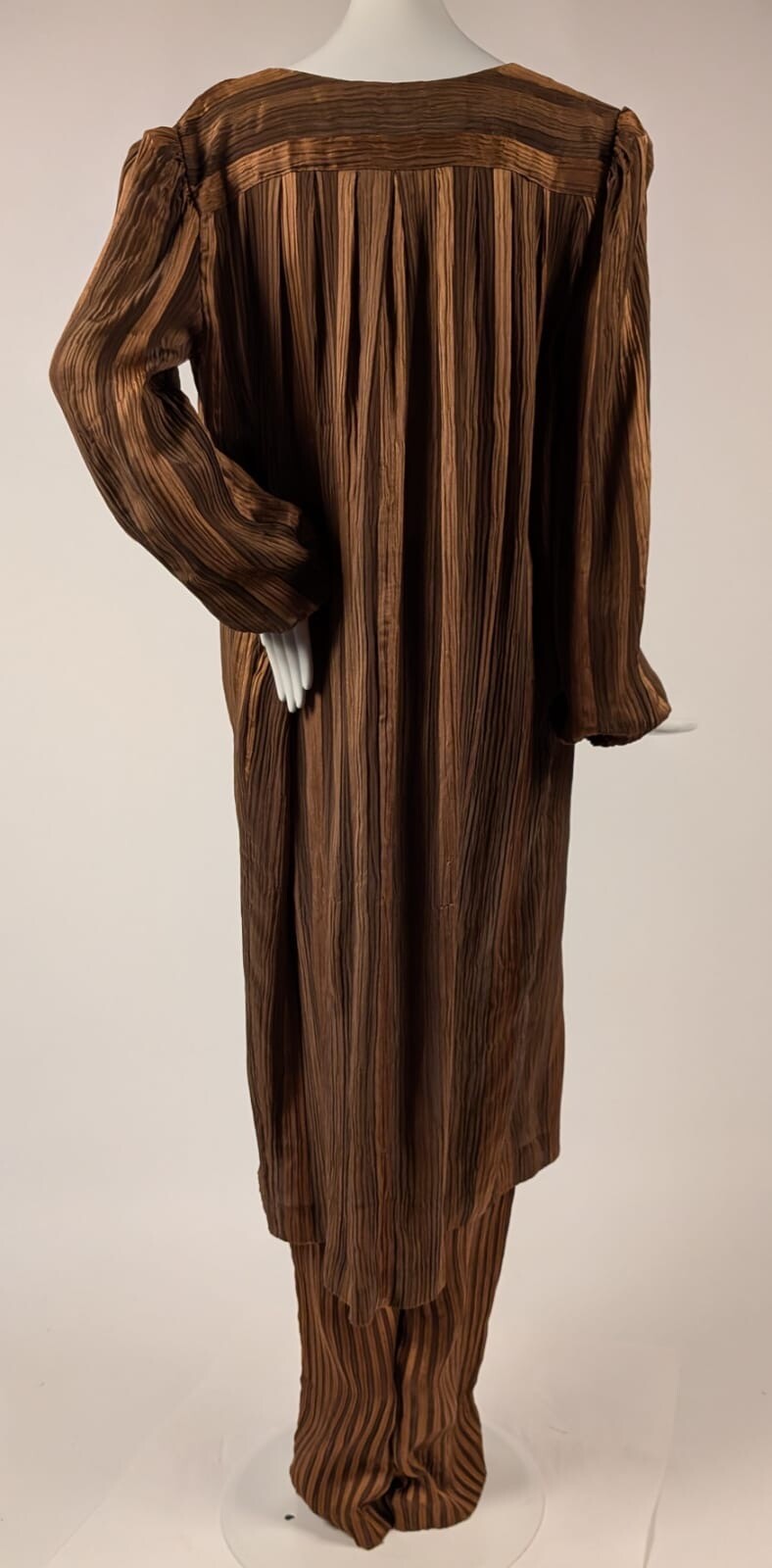 LUXURY 1970’S PLEATED SILK LOUNGING SUIT W OPEN FRONT MADE IN ITALY