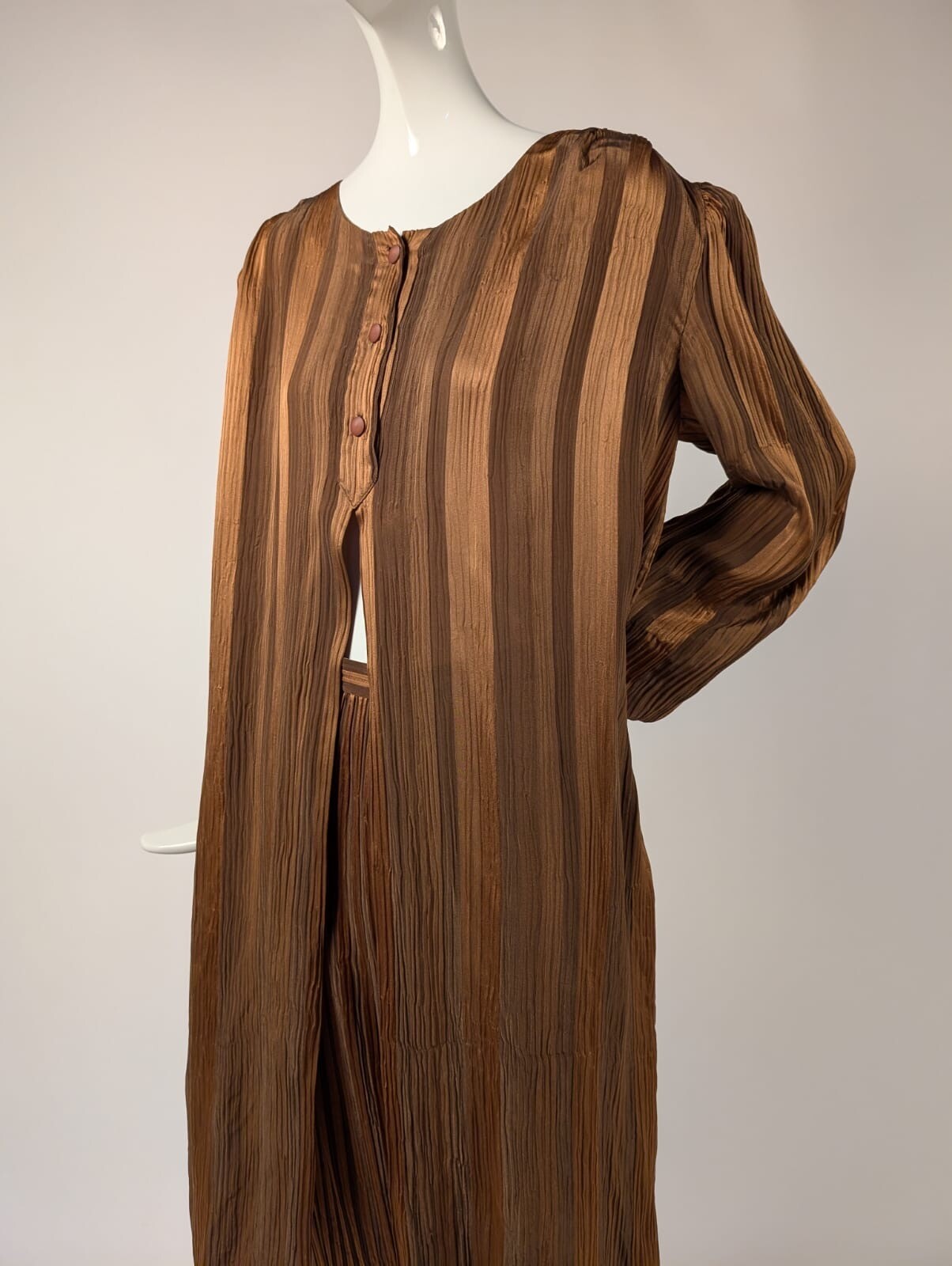 LUXURY 1970’S PLEATED SILK LOUNGING SUIT W OPEN FRONT MADE IN ITALY