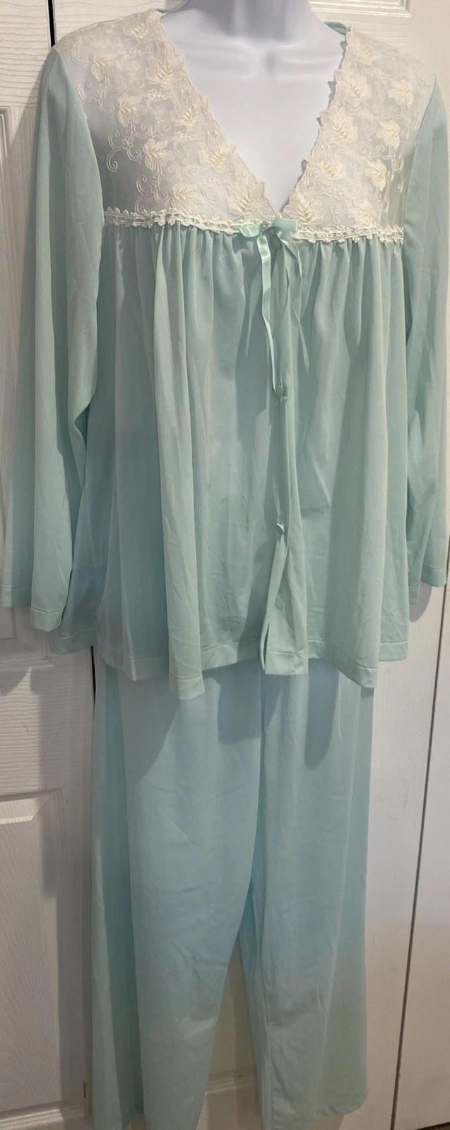 VTG 60’ Vanity Fair 2 Pc. Pajama Set Mint Green w/Beautiful Floral Lace Size L