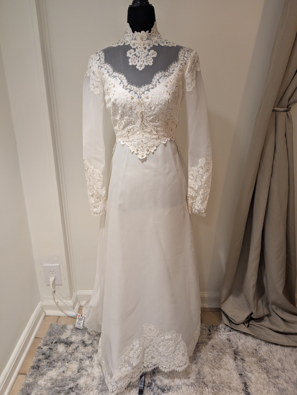 Vintage 1970s Unbranded White Wedding Dress Lace Pearl Train Longsleeve Bead
