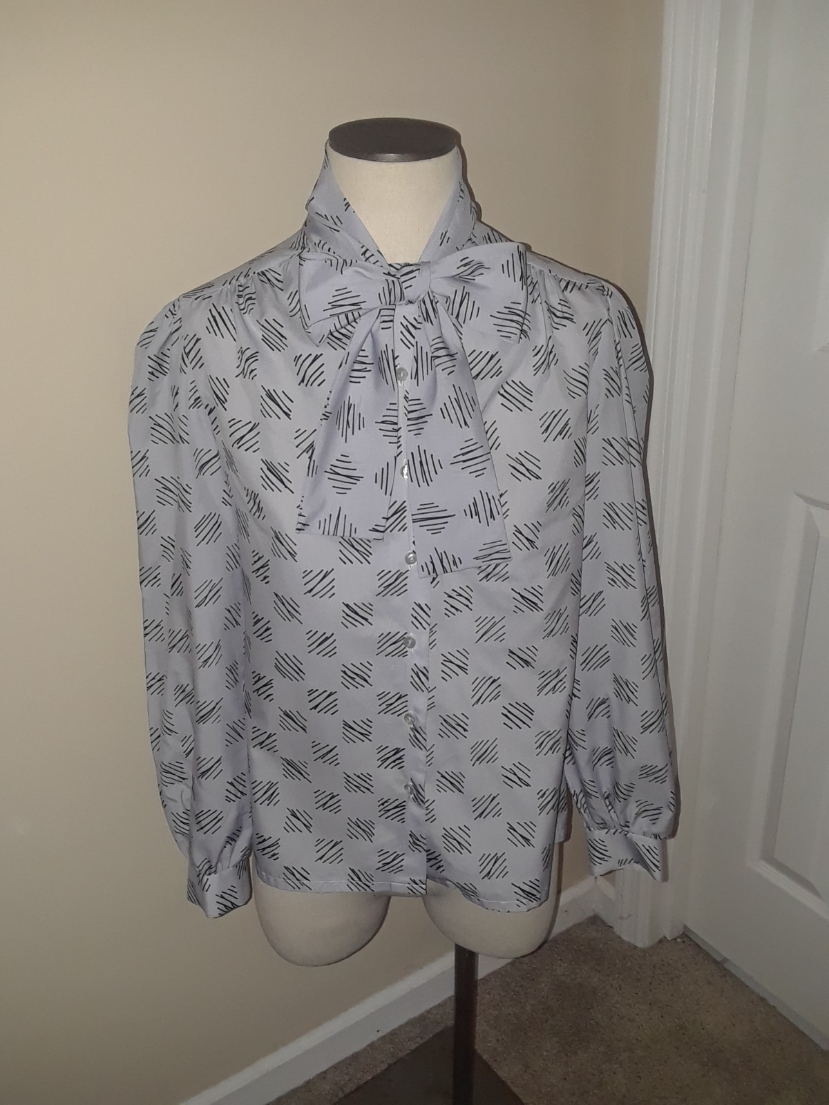 Vintage Arabella Blake Gray Geometric Pussybow Tie Blouse Size 12