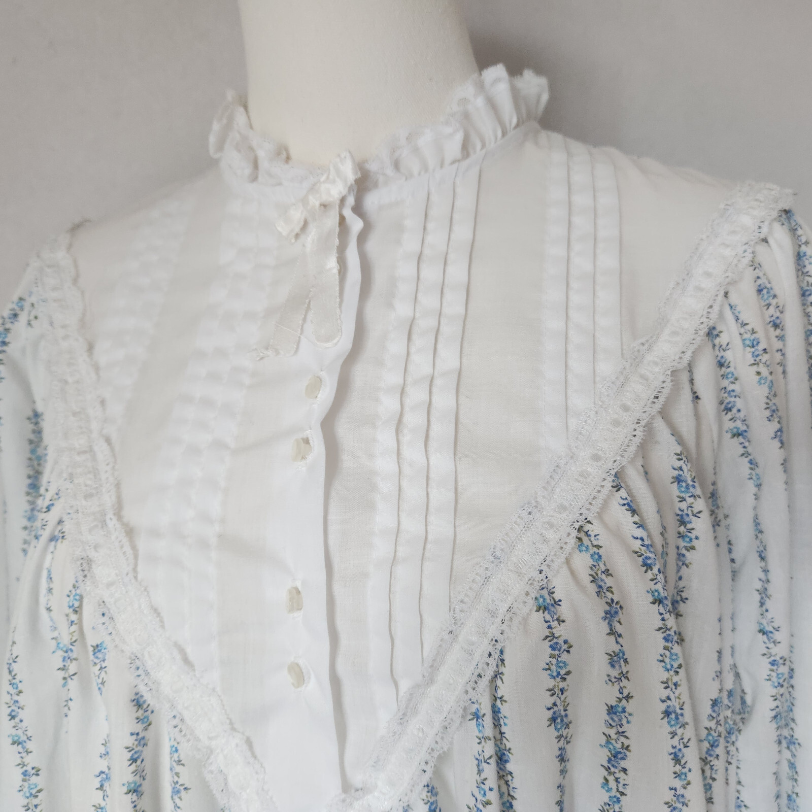 Vintage Night Flowers Lace Trim Pintuck Floral Cottage Nightgown White Bust 46″