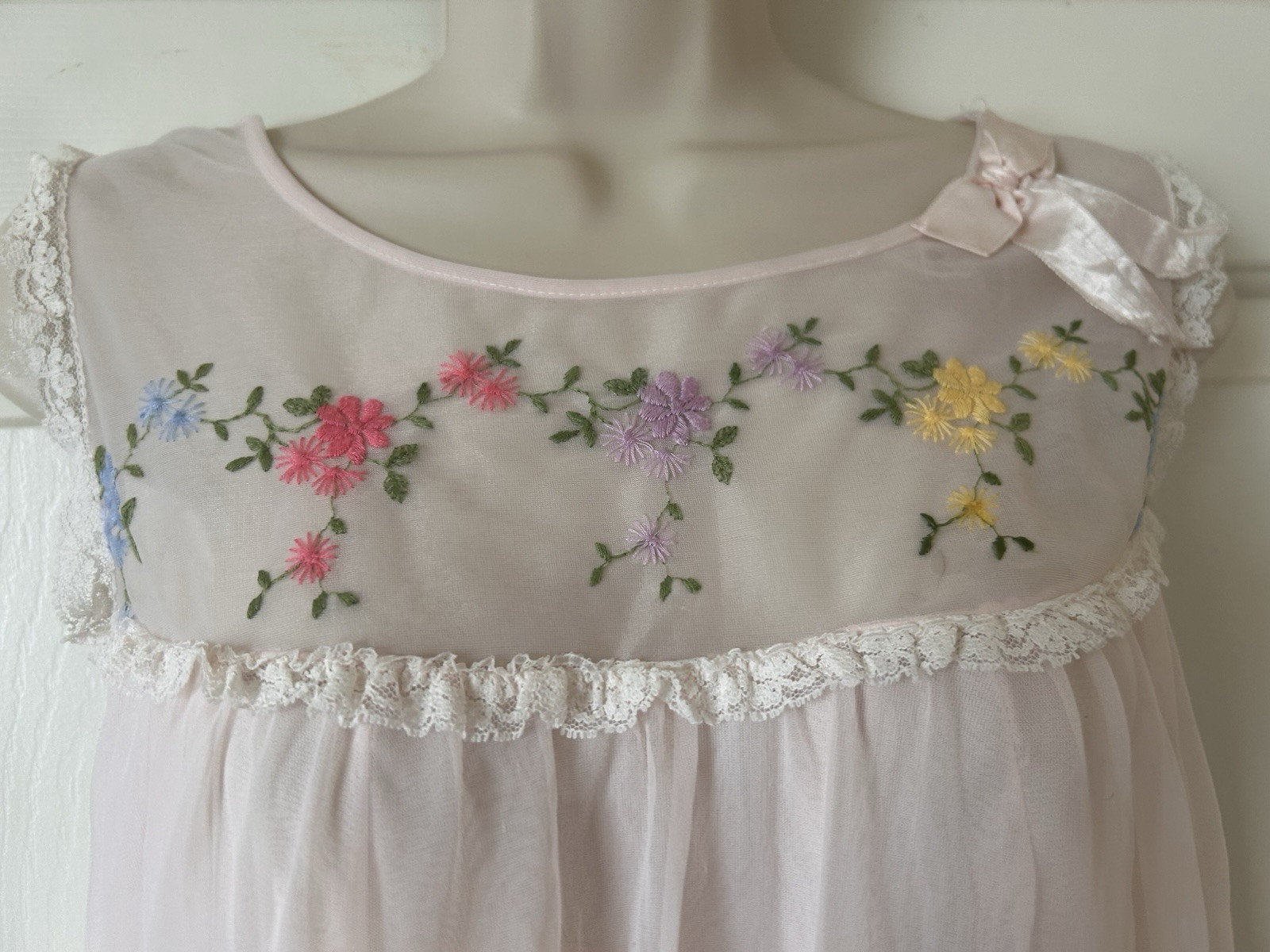 Vintage Aristocrat Floral Lace Embridered Lingerie Chemise Nighty w Bow Pink – M