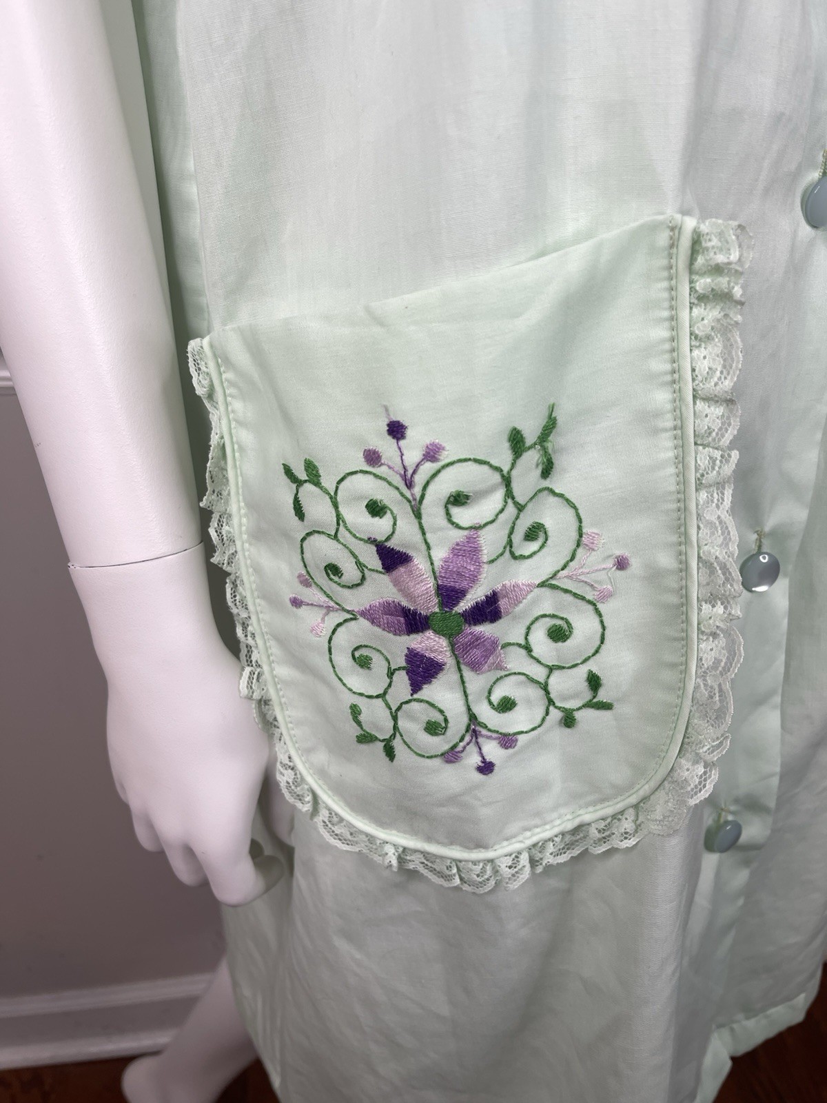 VINTAGE Women’s The comfort Coat Robe From Sears green embroidery size 16