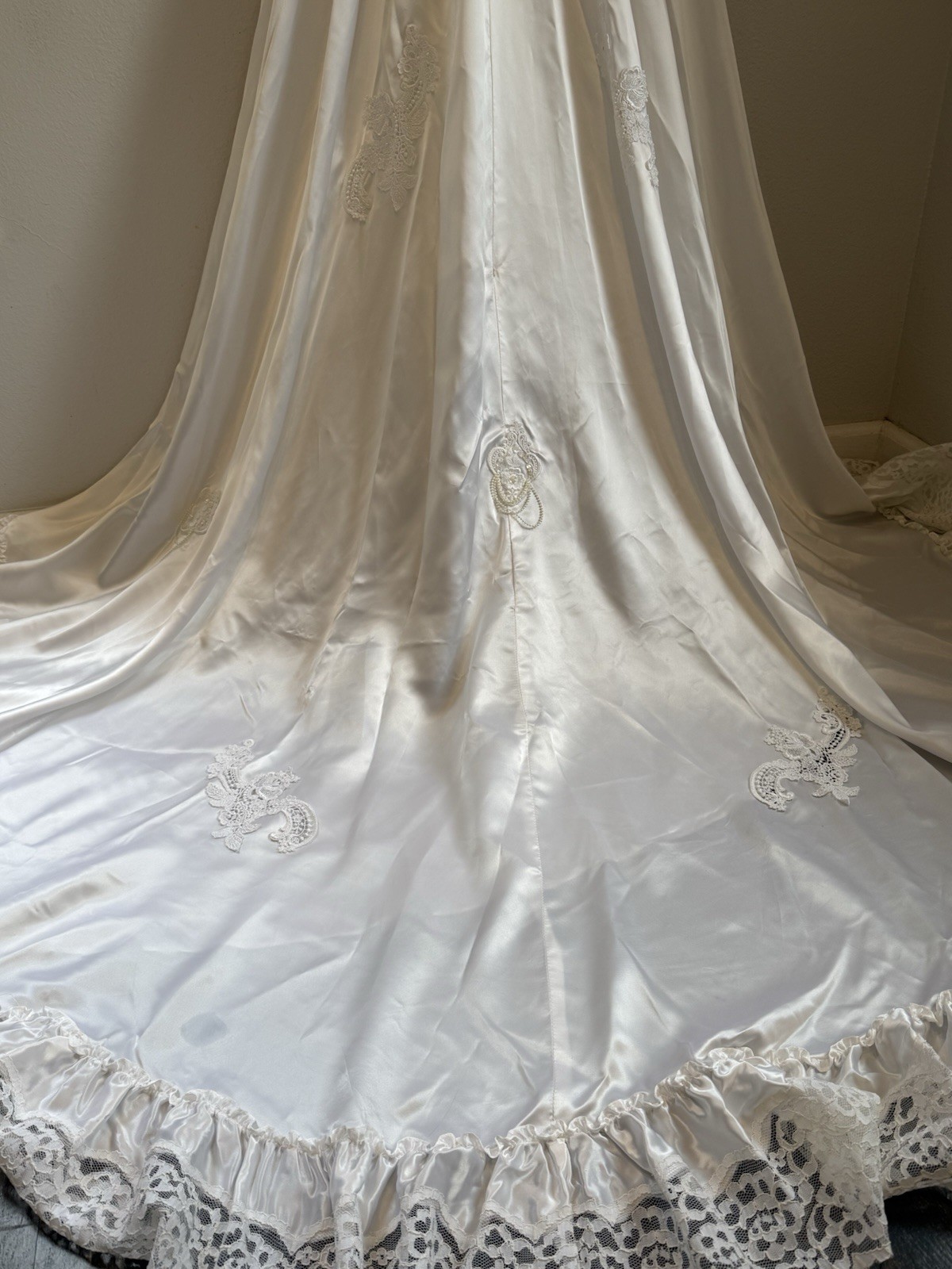Vintage Bridal Gown Wedding Dress – White- Lace- Beautiful Detailing Medium 6-8
