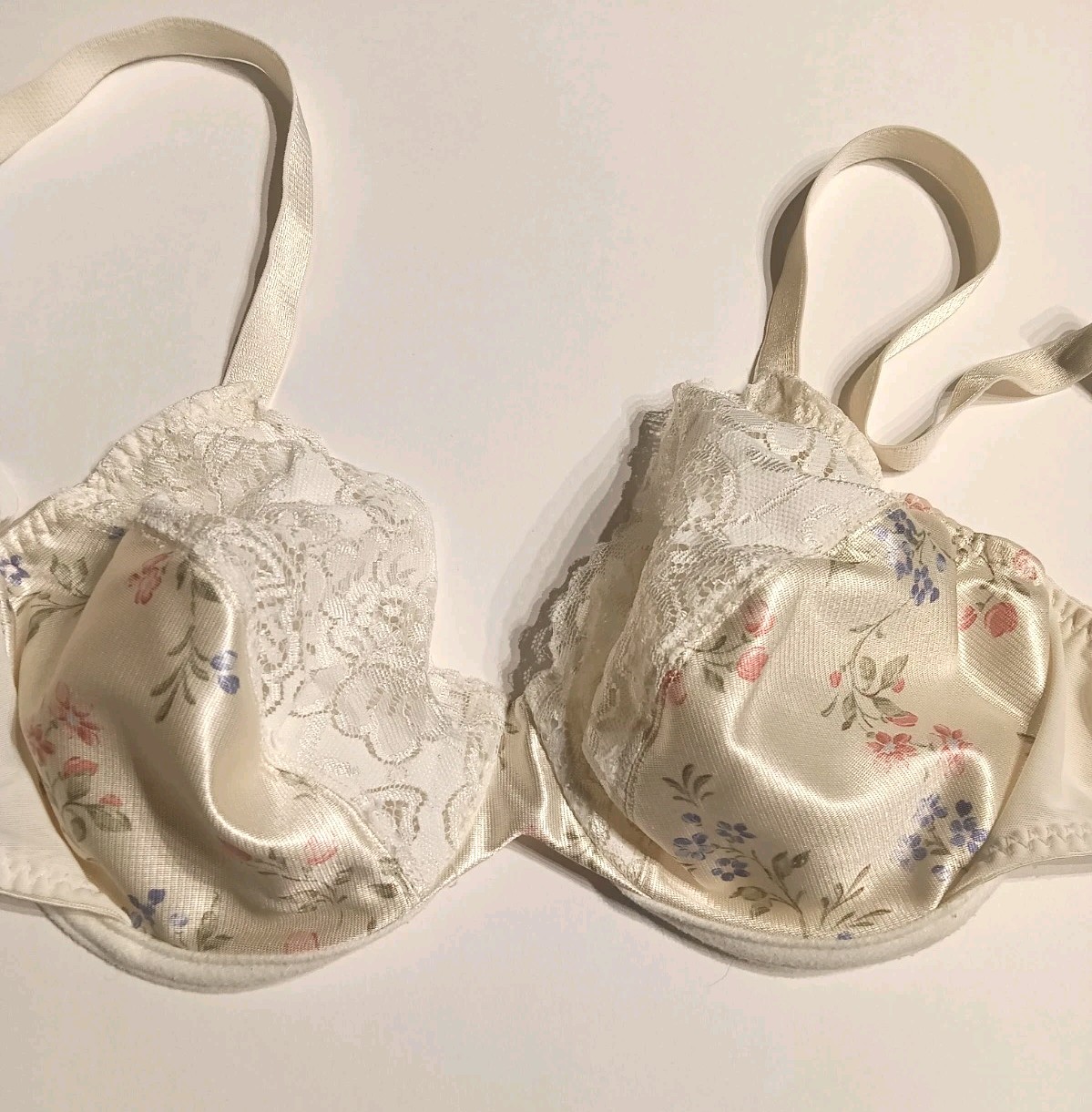 Vintage Vanity Fair Satin & Lace Lightly Lined Underwired Bra – 34C- See Desc.