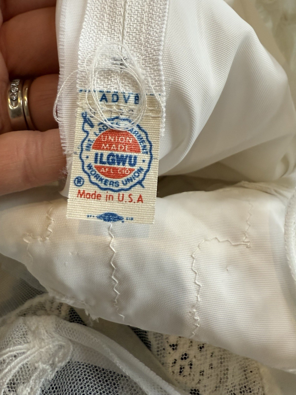 Vintage Bridal Gown Wedding Dress – White- Lace- Beautiful Detailing Medium 6-8