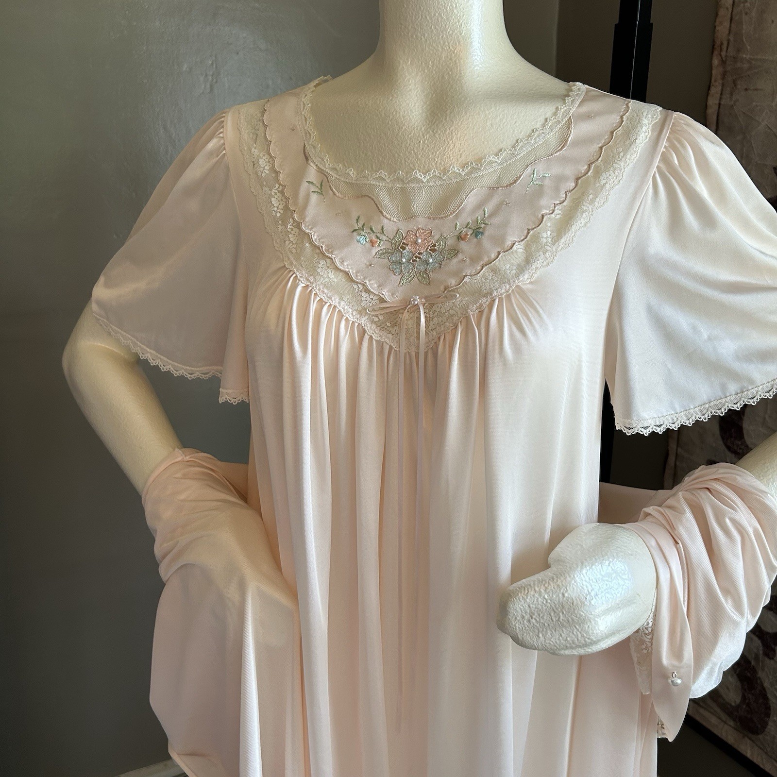 1970s Loraine Pink Nylon Lingerie Chiffon Lace Peignoir Set Robe Nightgown L & M