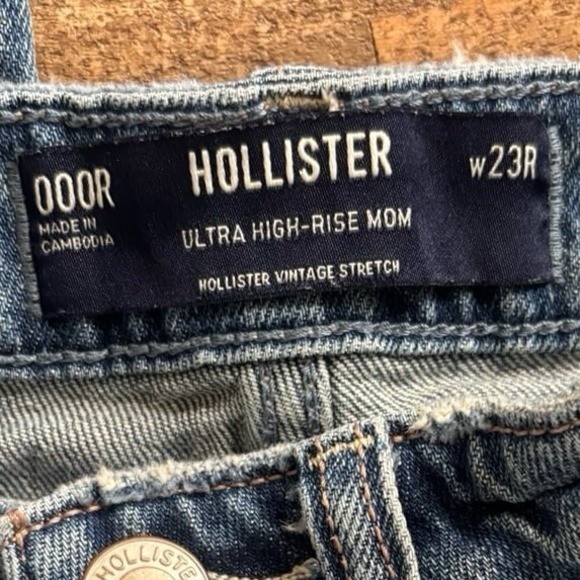 Hollister Women’s Ultra High Rise Mom Jeans 000R W23R Distressed Vintage Stretch