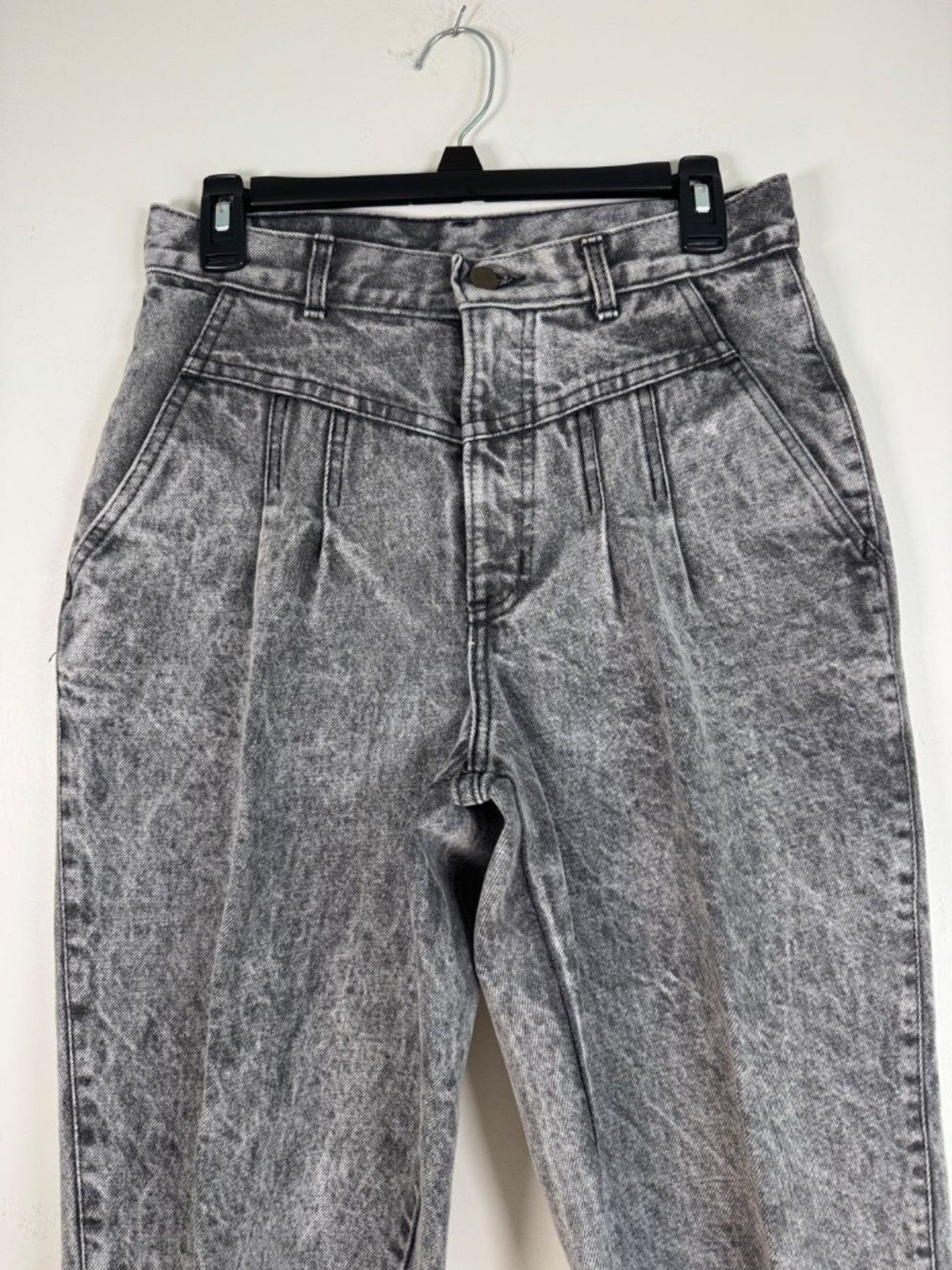 Vintage 90s Chic Black Acid Wash Pleated Tapered Leg Jeans