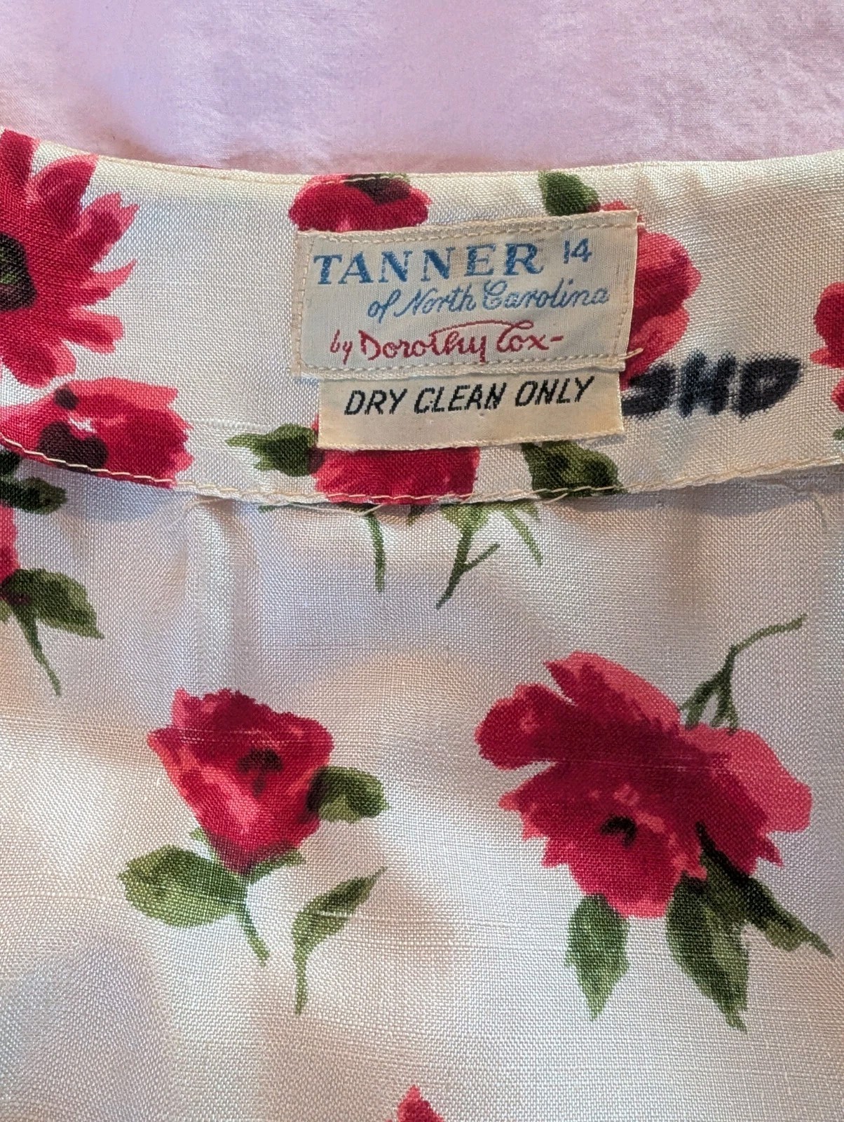 1950s 1960s Day Dress Red Floral Silky Fabric Covered Buttons Straight Skirt S/M