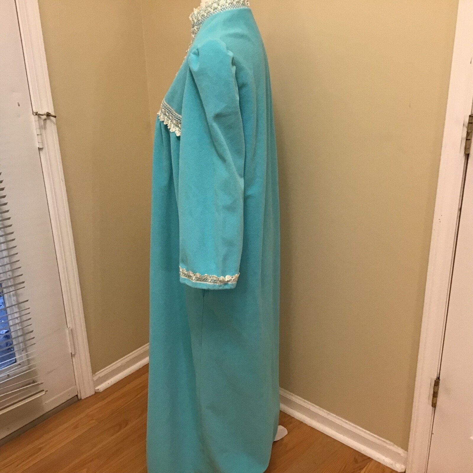 VTG Blue Robe Lace Stand Up Collar Puff Sleeves Pockets Grannycore Small USA