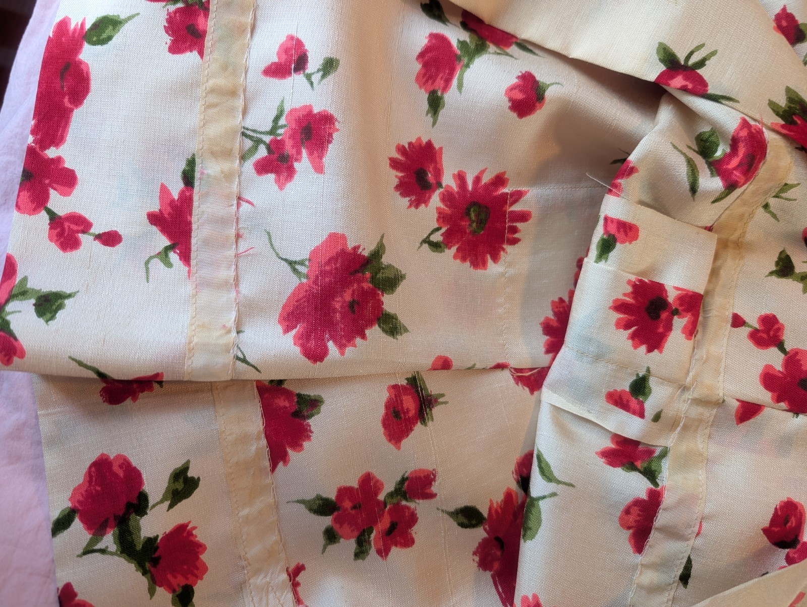 1950s 1960s Day Dress Red Floral Silky Fabric Covered Buttons Straight Skirt S/M