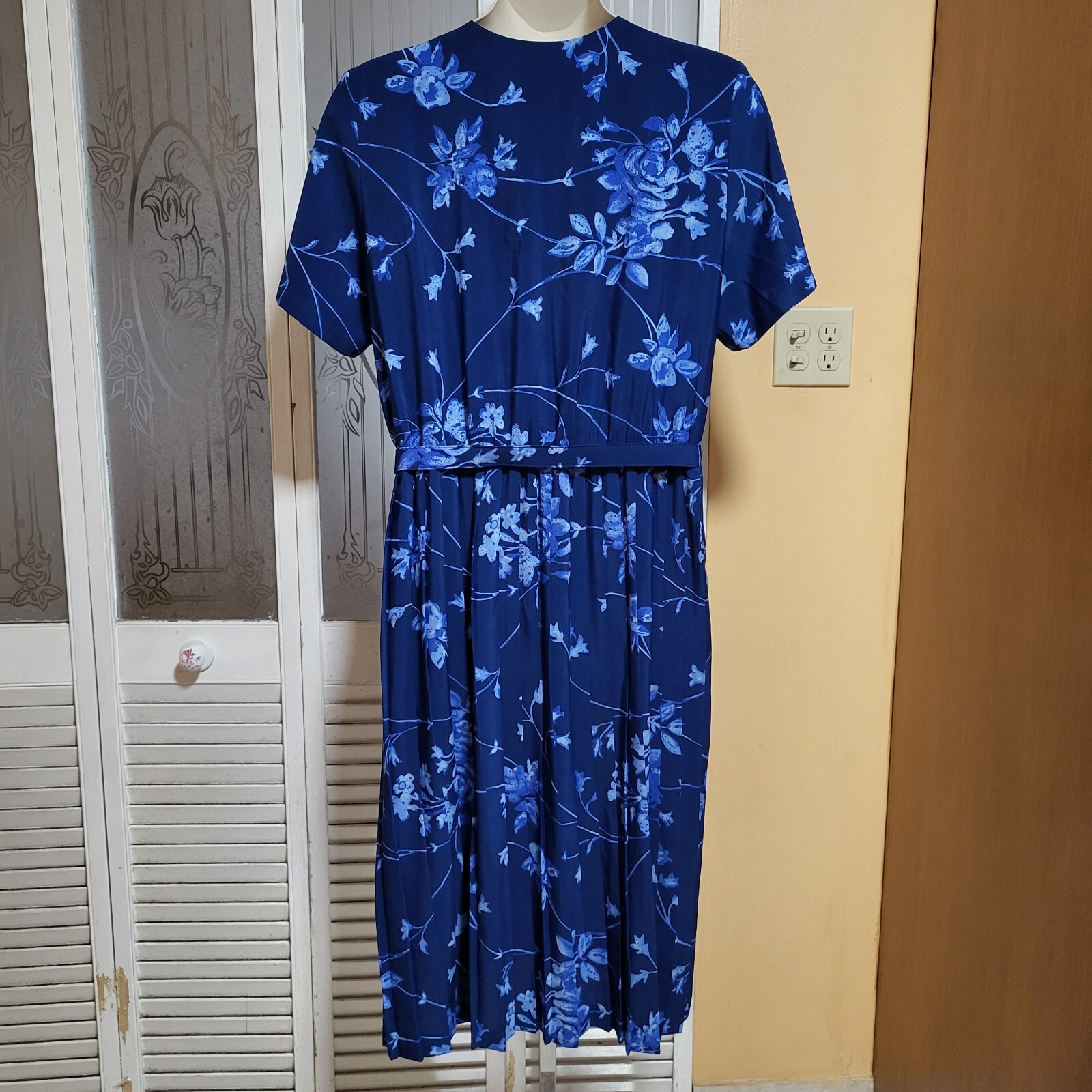 Nancy II Ladies Beautiful Blue Floral Pleated Skirt Dress with Belt – Size 20P