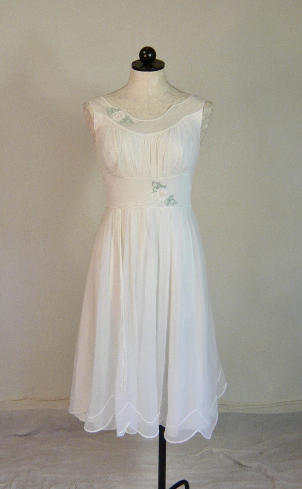 SHADOWLINE vintage early 60s ELEGANT white NYLON GOWN scallops appliques 34