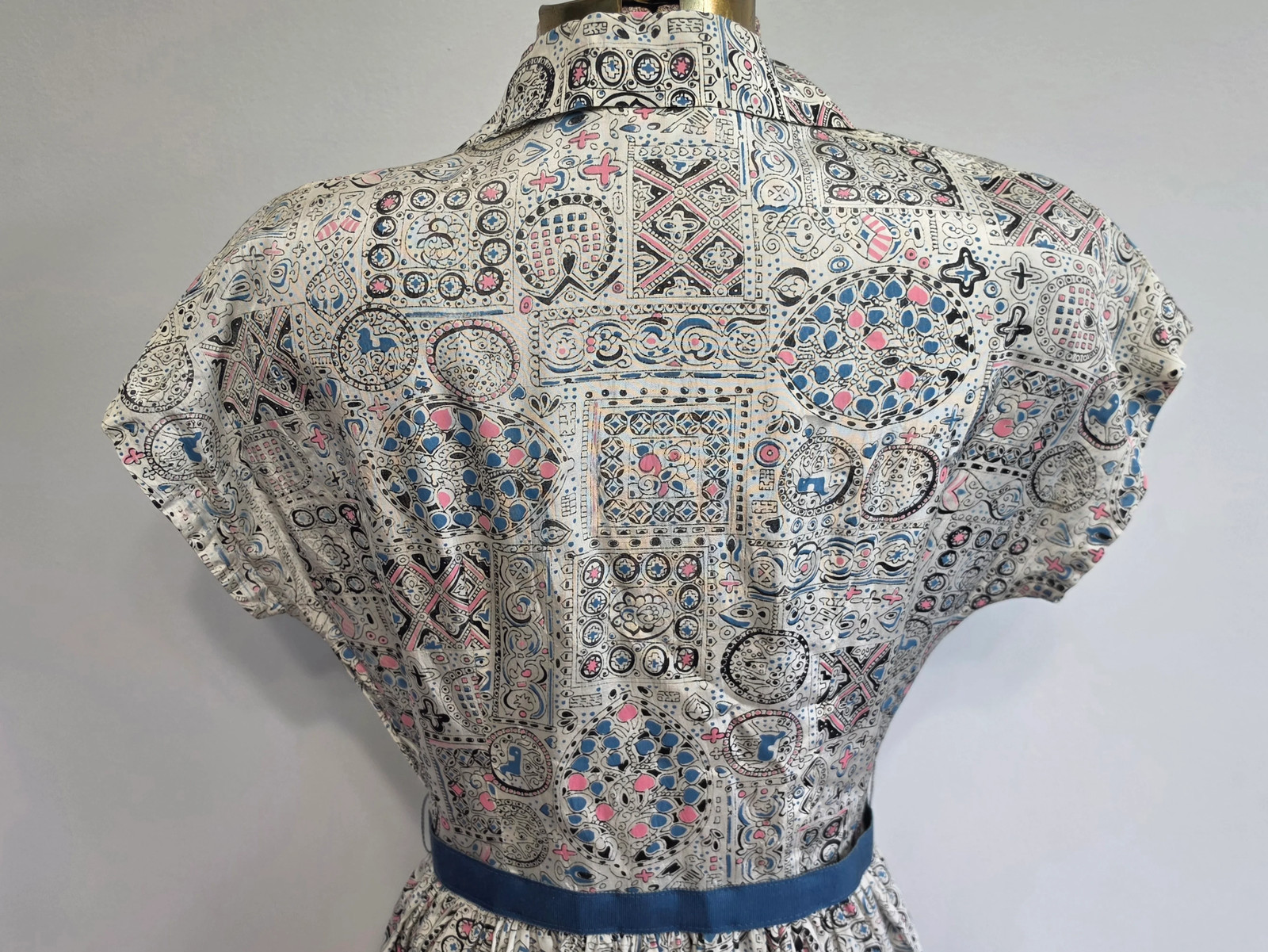 Vintage 1940s 1950s White Blue Pink Abstract Novelty Print Dress Animals Birds