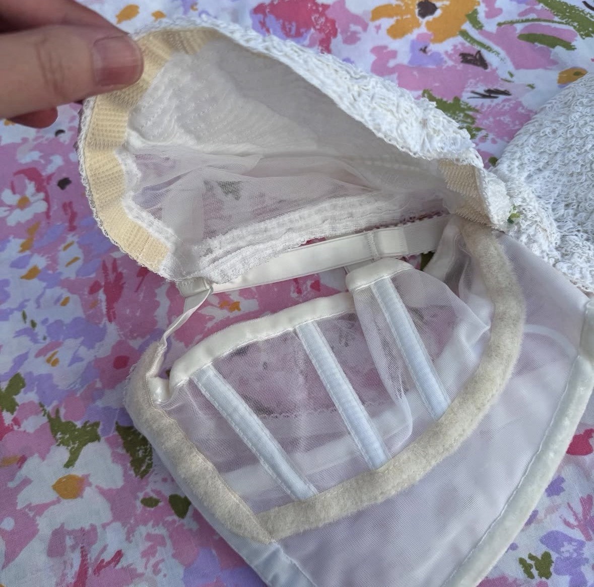 Vintage 1960s Symbra Ette White Ruffled Burlesque Bra – 36G Pin Up