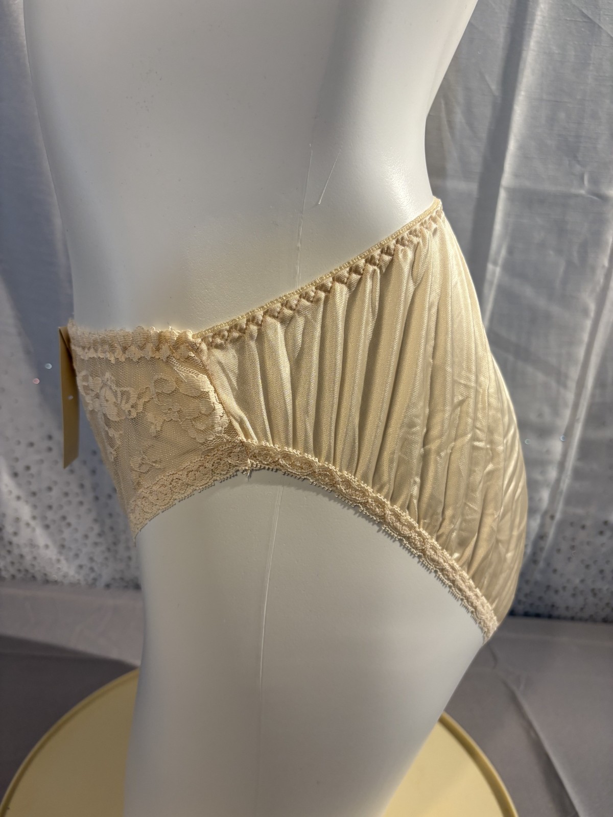 CHRISTIAN DIOR Intimates vintage NWT BEIGE Hipster sheer lace panty size 7
