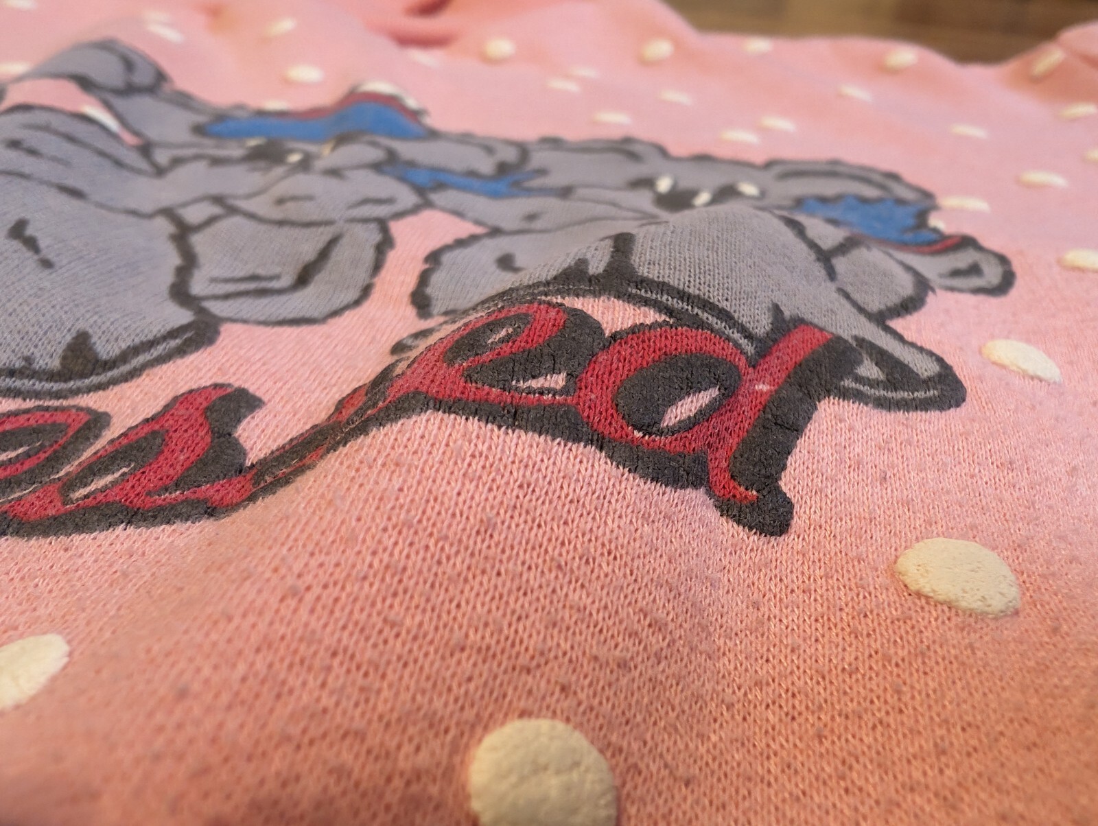 Vtg „Bearly Dressed” Koala Sweatshirt – Medium (?) – Pink Pullover Cute Joke Pun
