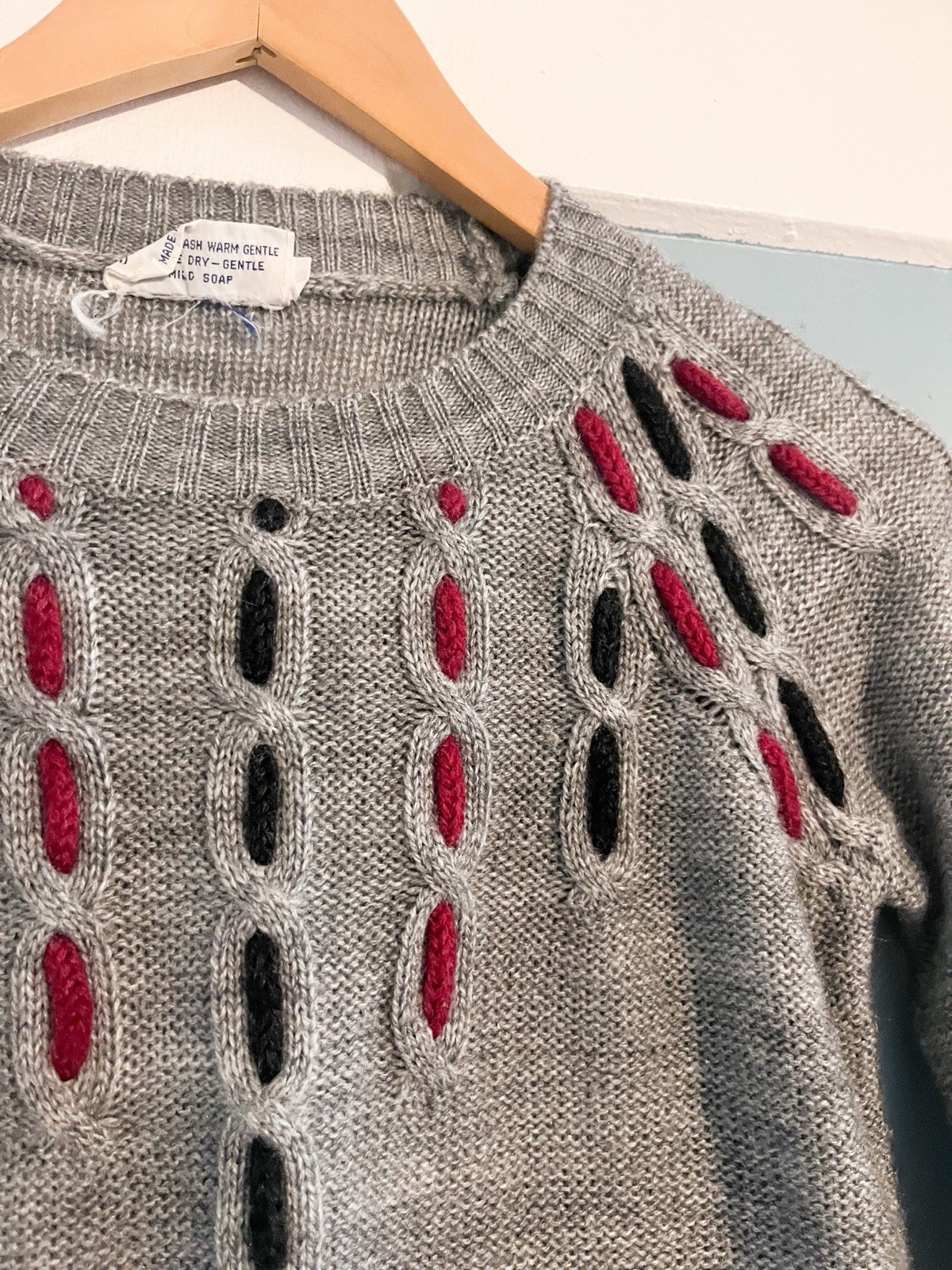 1970s Vintage Knit Gray Sweater Red and blue details at chest and sleeve -small