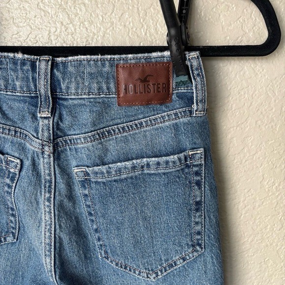 Hollister Women’s Ultra High Rise Mom Jeans 000R W23R Distressed Vintage Stretch