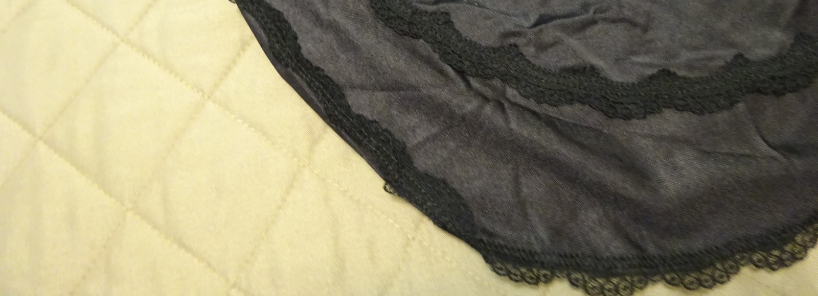 VINTAGE SHADOWLINE ALL NYLON BLACK HALF SLIP, LACE HEM & DBL SLITS, SIZE 1X 28″