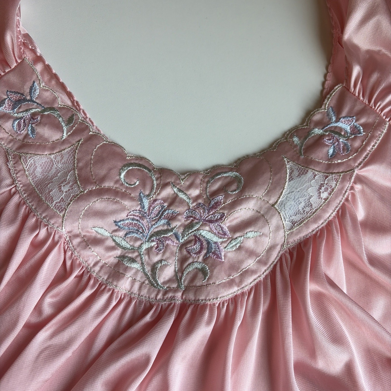 VTG 70’S Vanity Fair Embroidered Sweeping Gown Nightgown Size M Sweeping Skirt