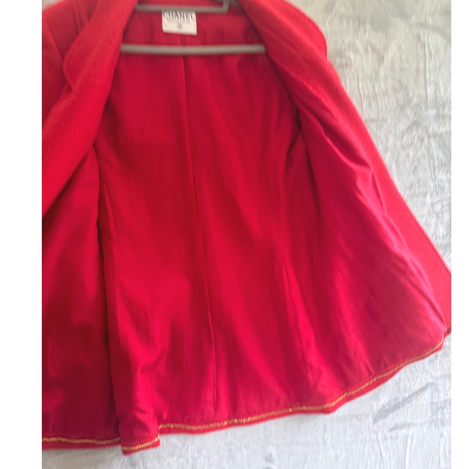 Chanel Boutique Vintage Red Wool Boucle Tweed Skirt Suit CC est size FR 42 US 10